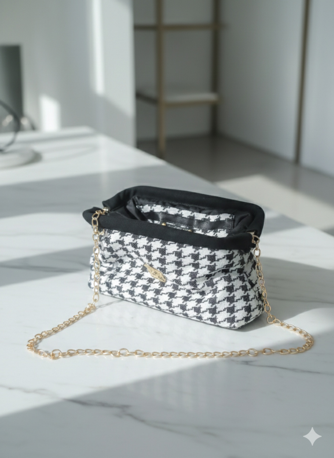 Χειροποίητη τσάντα κλείνει με μεταλλικό στόμιο.